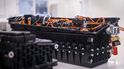 BASF-Kunst­stoffe unter­stützen Immersions­kühlung in High-Speed-Hybrid­auto